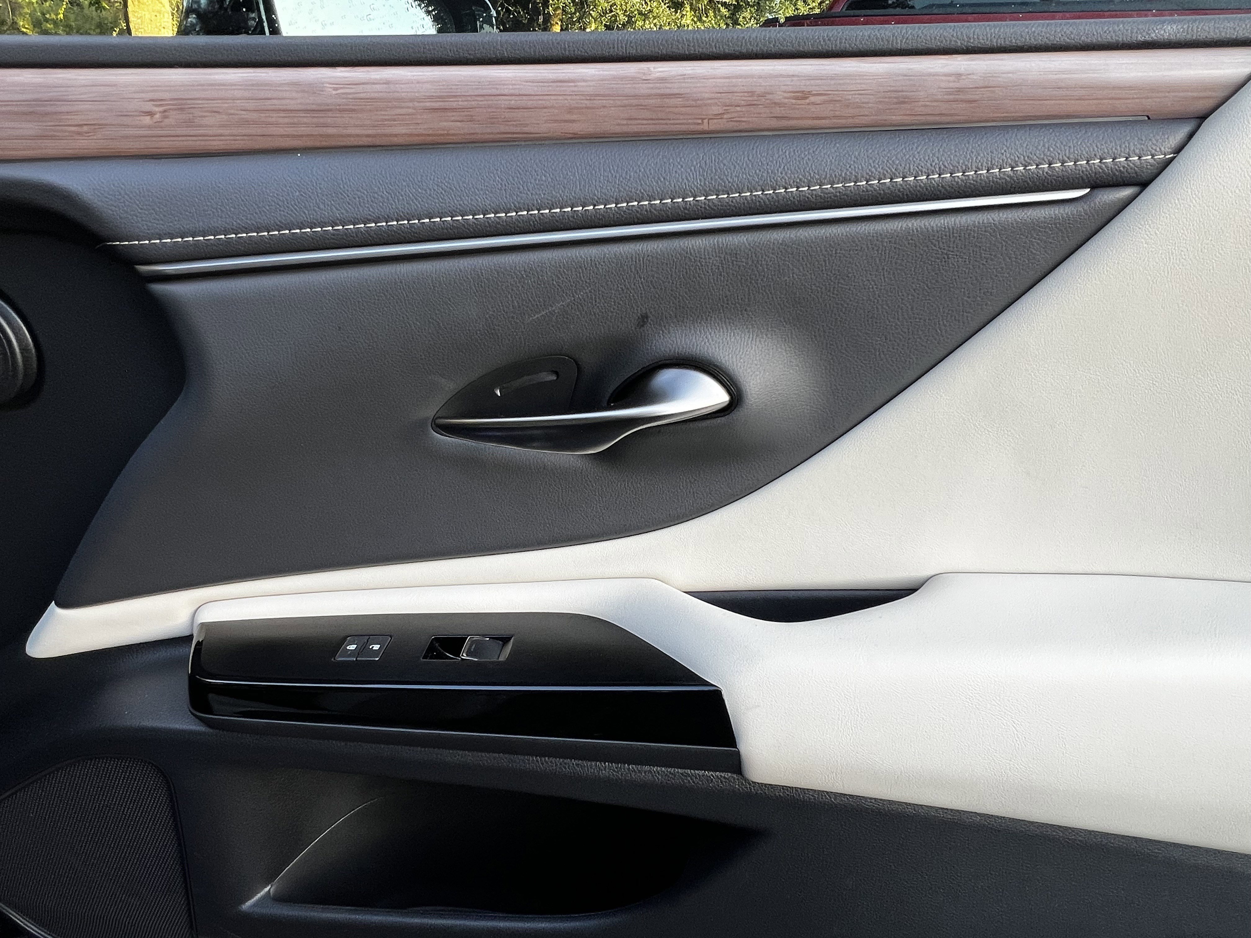 Certified 2025 Lexus ES 300h w/ Premium Package image 42