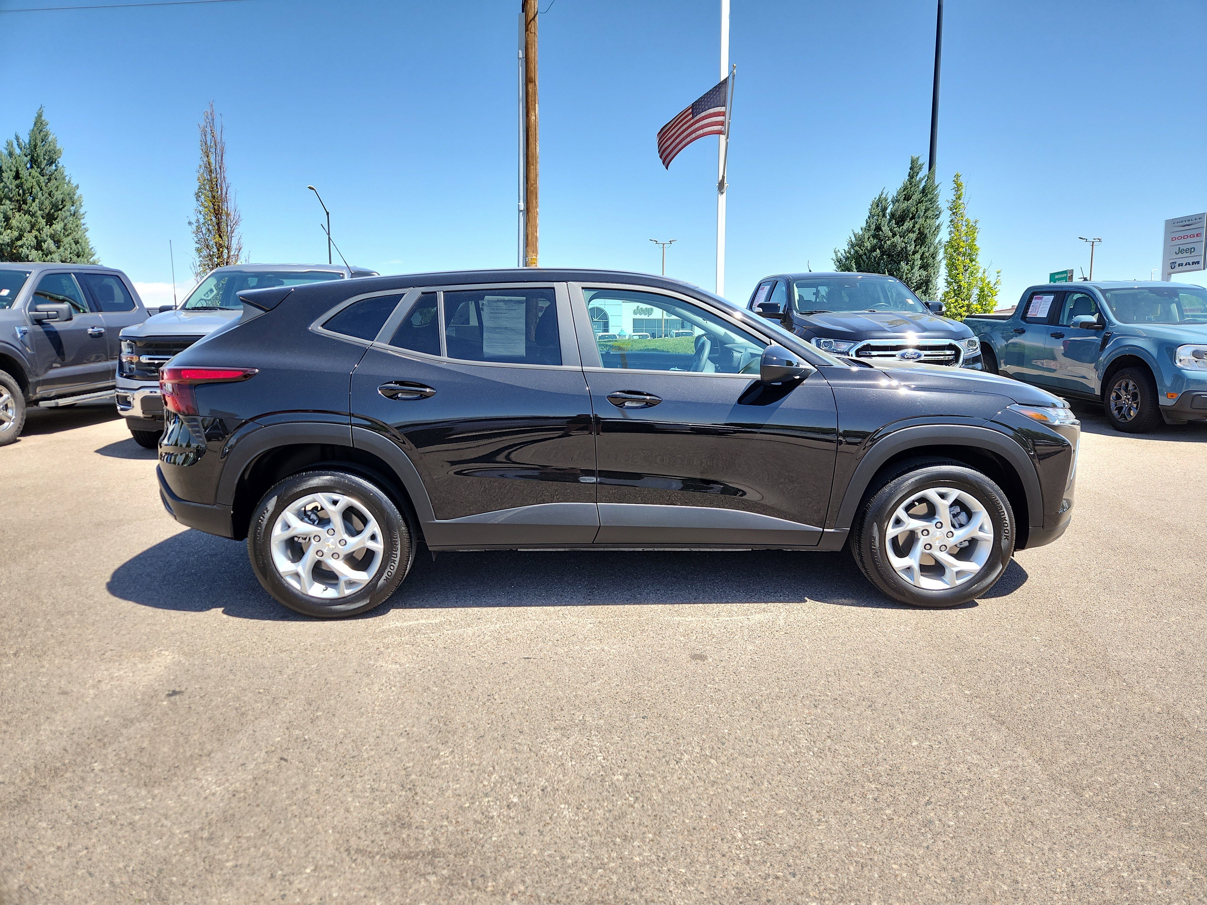 Used 2025 Chevrolet Trax LS w/ LS Convenience Package FWD image 2