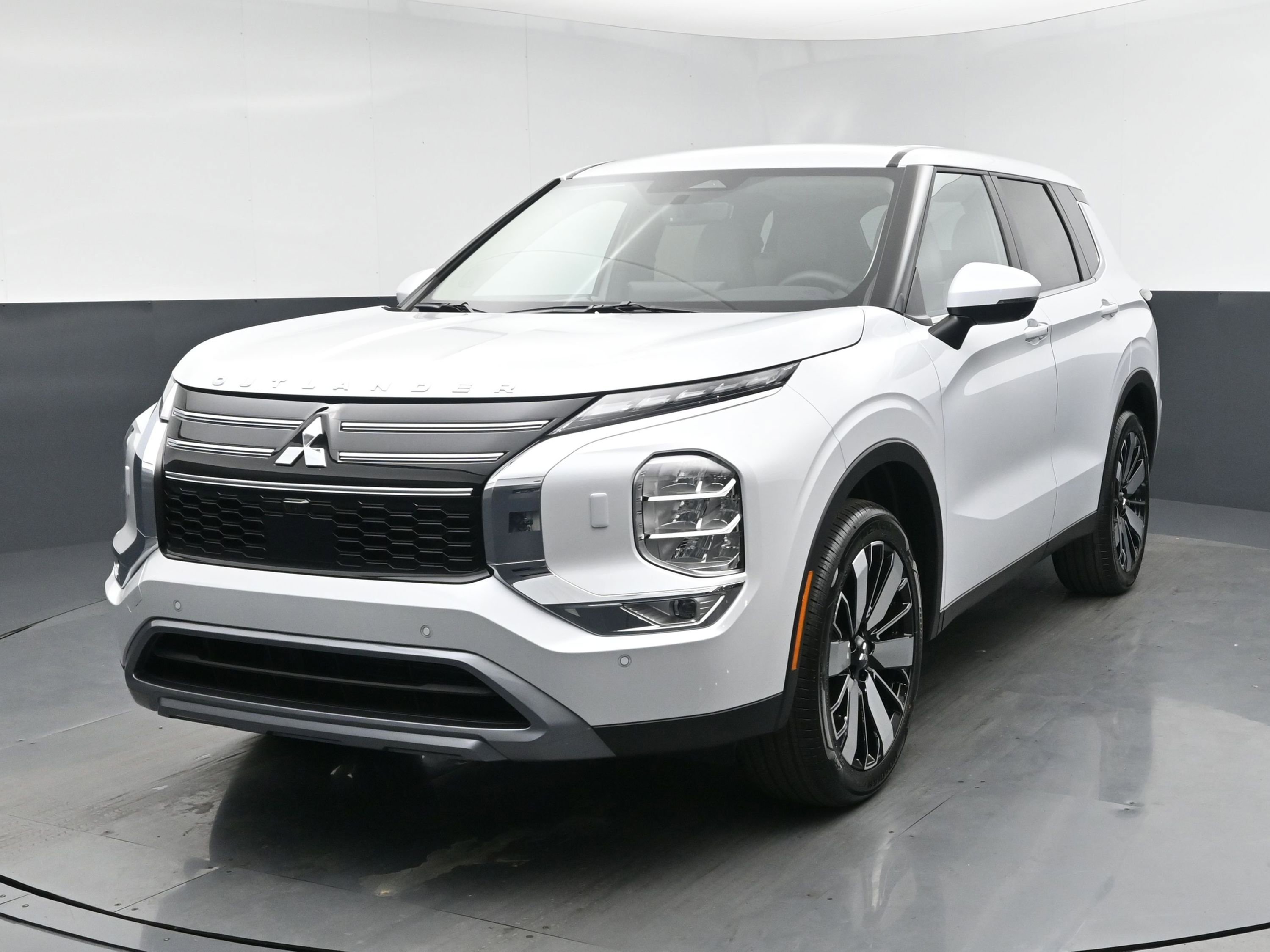 New 2025 Mitsubishi Outlander SE image 1