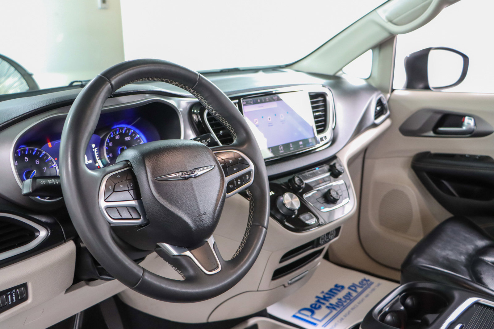 Used 2023 Chrysler Pacifica Touring-L image 22