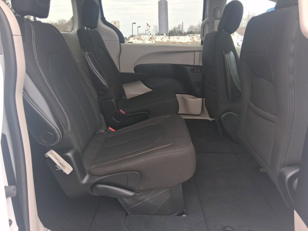 Used 2023 Chrysler Voyager LX image 17