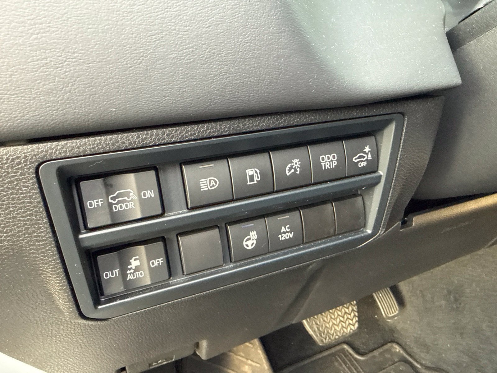 Used 2025 Toyota Sequoia Platinum AWD/4WD image 15