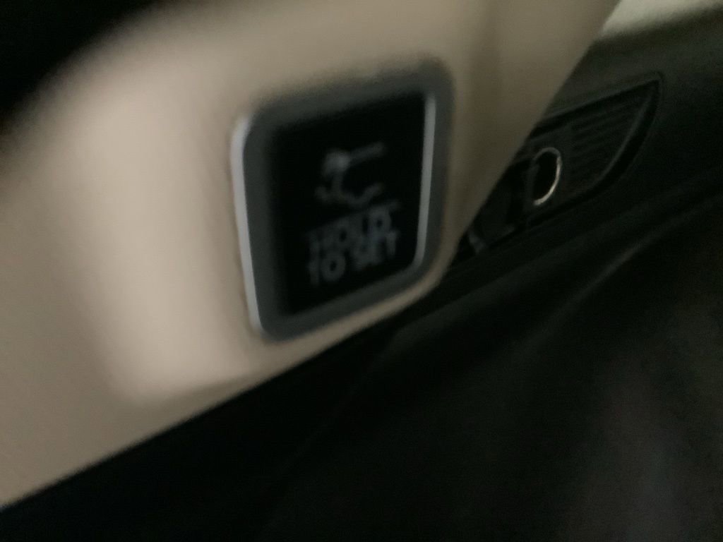 Used 2022 Jeep Grand Cherokee Limited AWD/4WD image 17