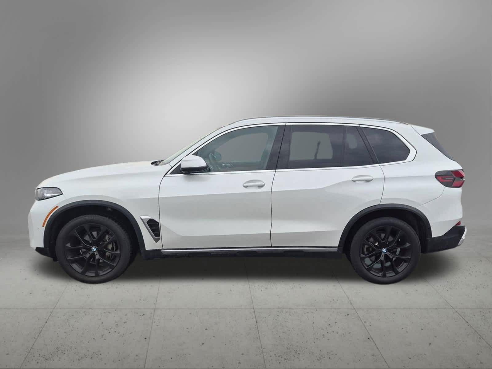 Used 2024 BMW X5 xDrive40i w/ Parking Assistance Package AWD/4WD image 3
