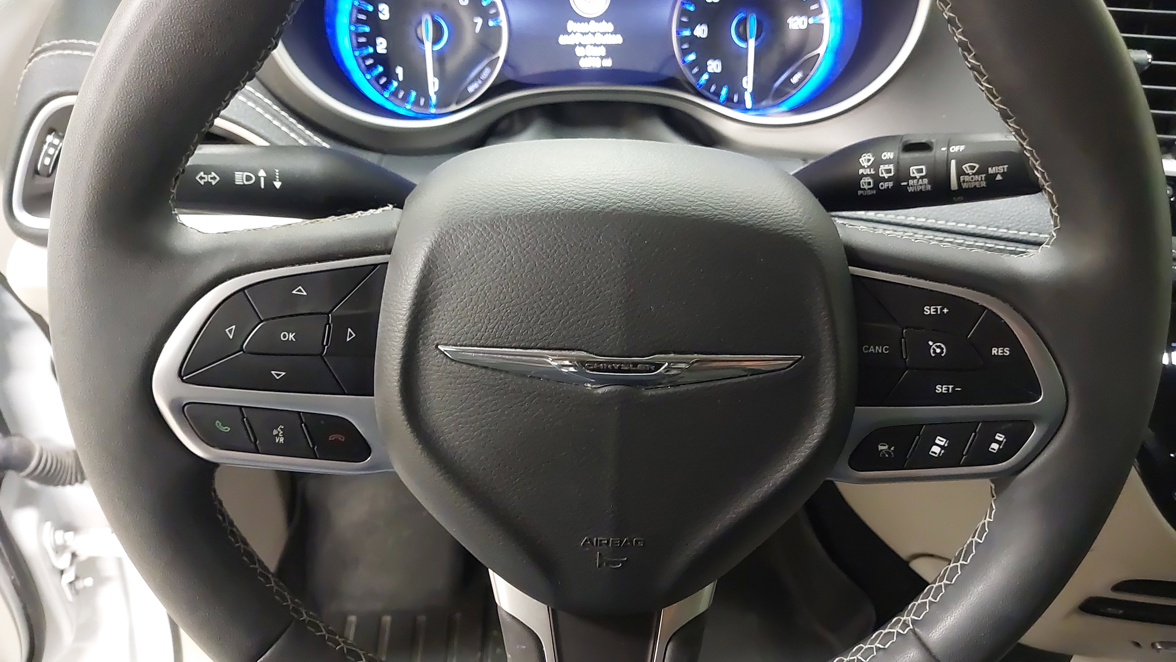 Used 2022 Chrysler Pacifica Touring-L w/ Uconnect Theater Family Group FWD image 35