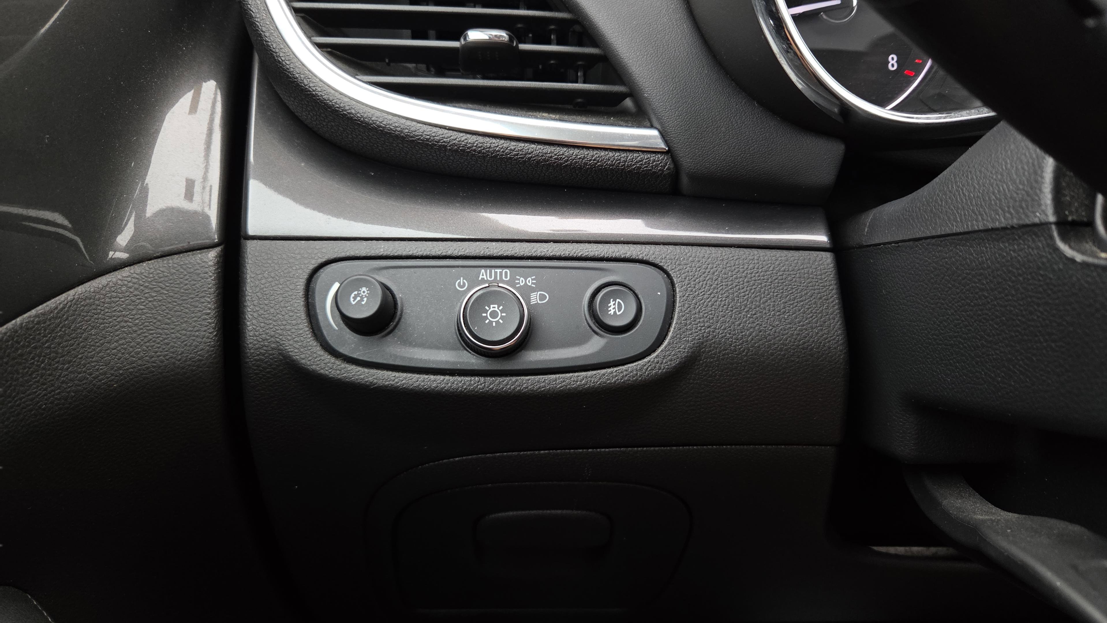 Used 2018 Buick Encore Essence FWD image 24