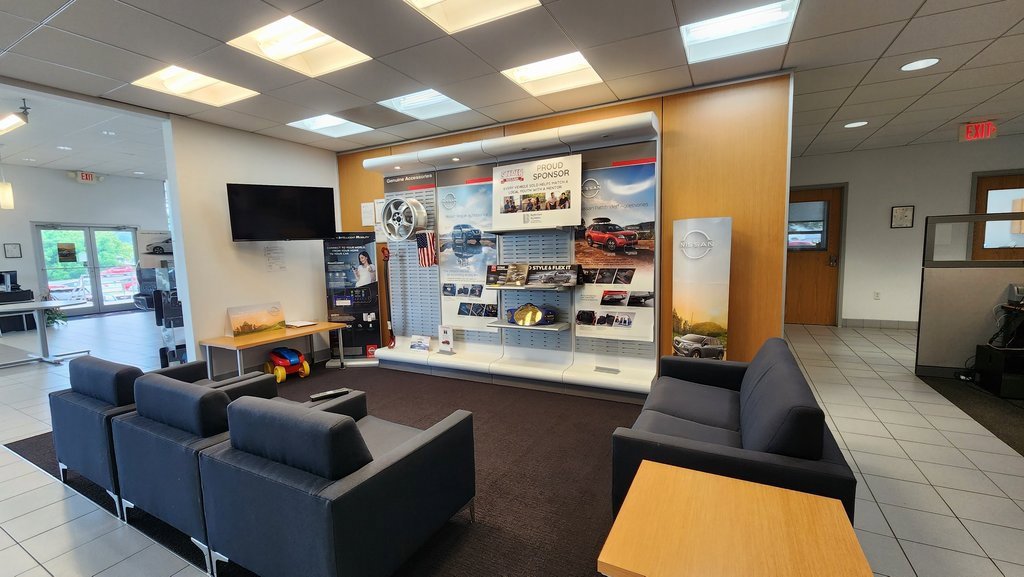 Used 2021 Nissan Frontier SV w/ Midnight Edition Floor Mats image 8