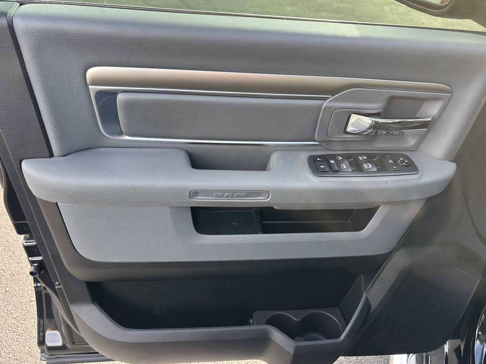 Used 2020 RAM 1500 Classic SLT w/ Luxury Group image 18