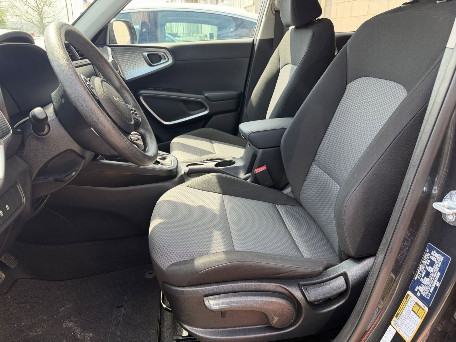 Used 2025 Kia Soul LX w/ LX Technology Package FWD image 24