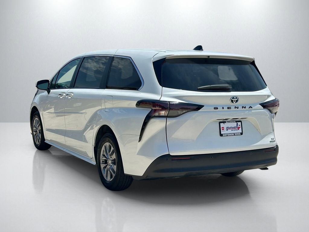Used 2023 Toyota Sienna XLE FWD image 7