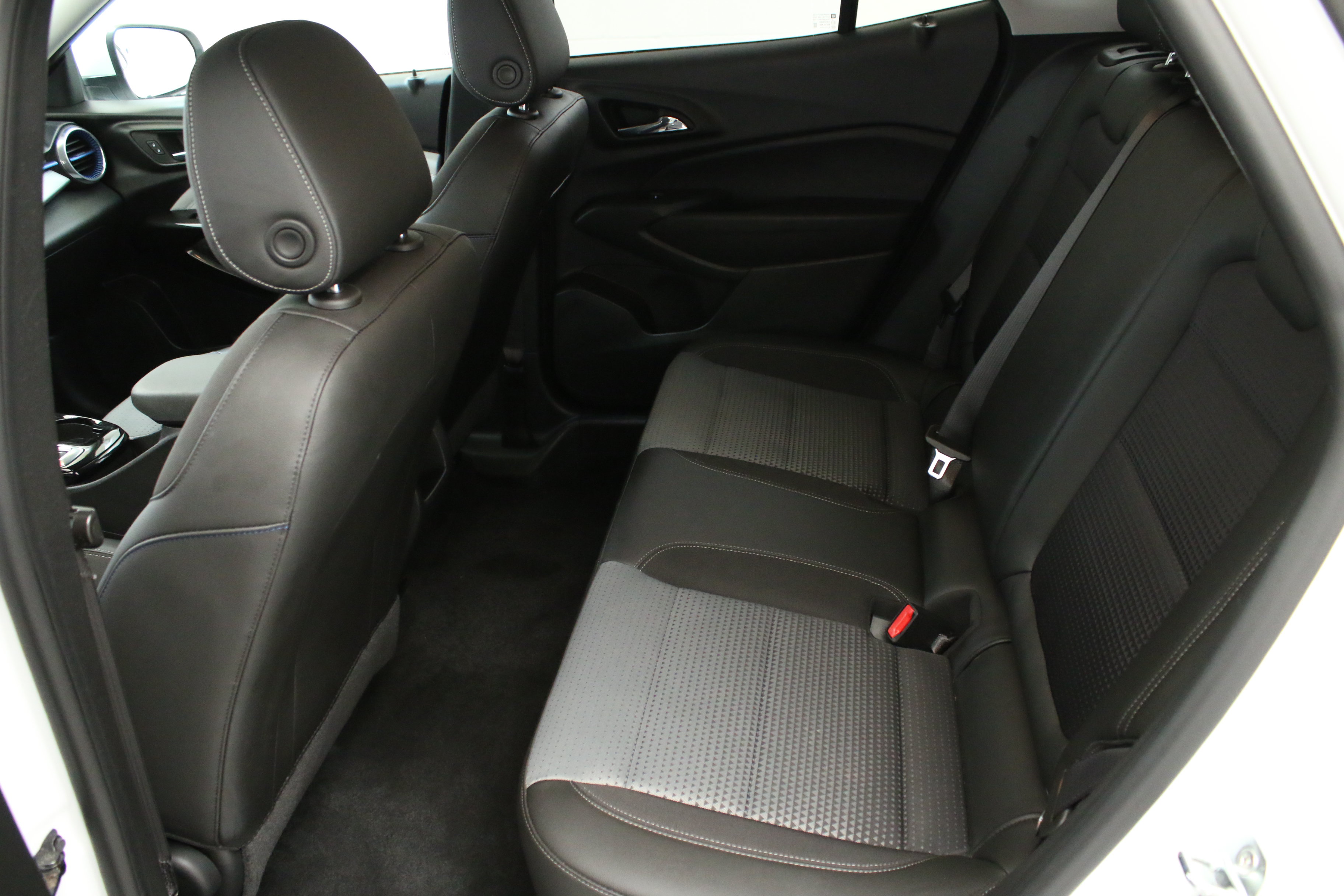 Used 2024 Chevrolet Trax LT w/ LT Convenience Package FWD image 8