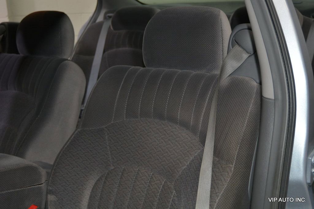 Used 2005 Pontiac Bonneville SE image 13