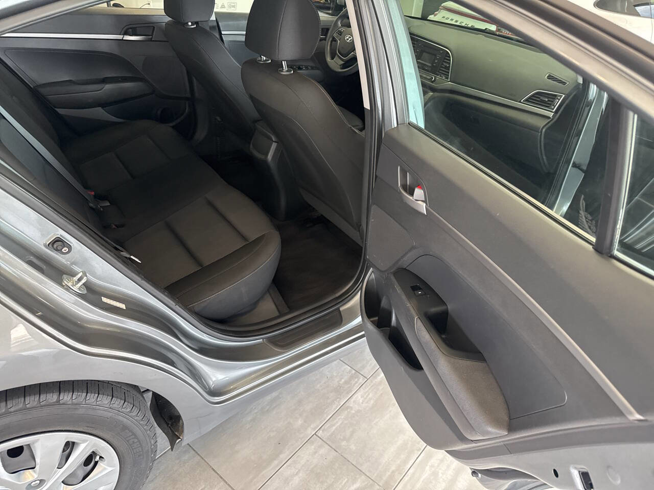 Used 2018 Hyundai Elantra SE FWD image 21