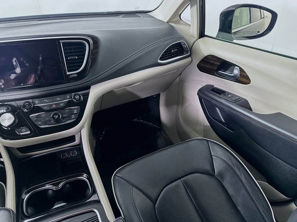 Used 2023 Chrysler Pacifica Limited image 20