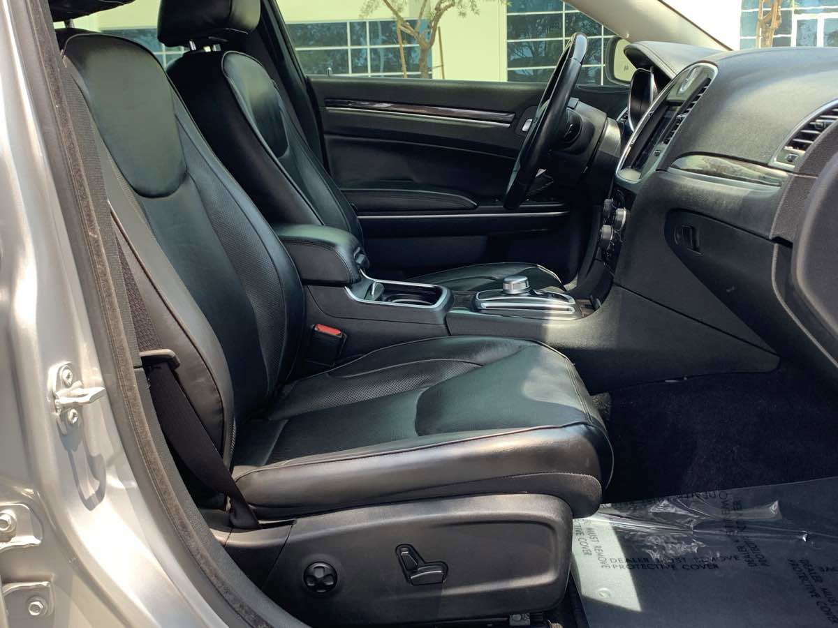 Used 2020 Chrysler 300 Limited image 25
