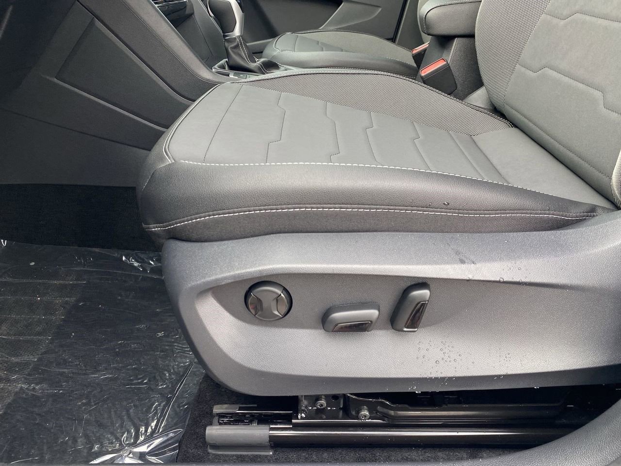 New 2026 Volkswagen Taos SE image 16