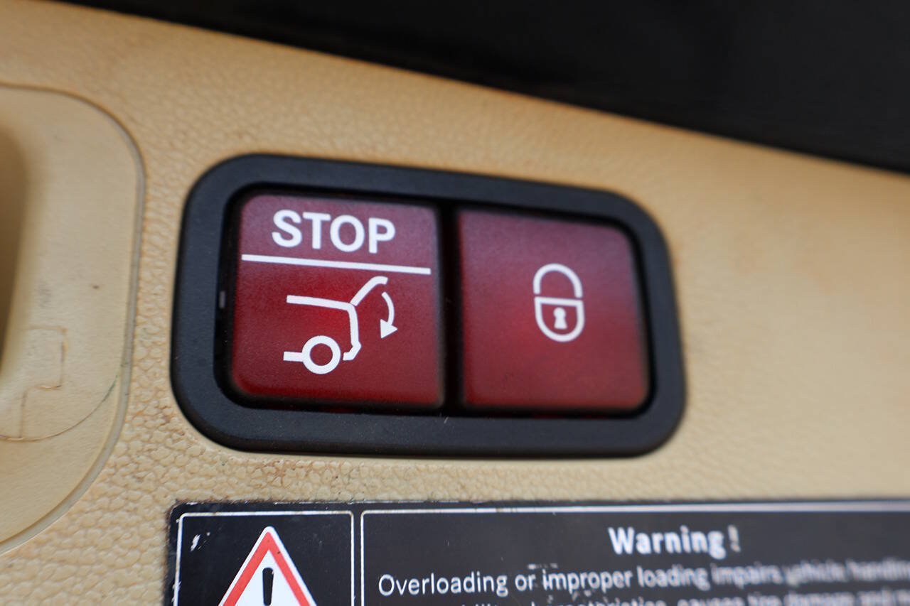 Used 2011 Mercedes-Benz GL 550 4MATIC image 13