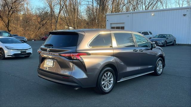Certified 2022 Toyota Sienna LE image 4
