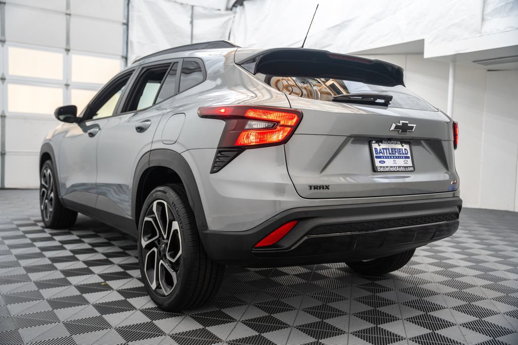 Used 2024 Chevrolet Trax RS w/ Sunroof Package FWD image 7