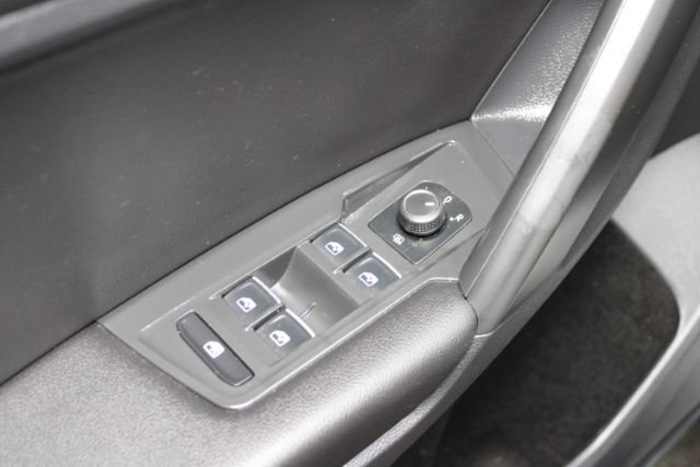 Used 2021 Volkswagen Tiguan SE w/ Panoramic Sunroof Package FWD image 9