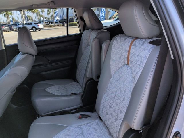 Used 2022 Toyota Highlander Bronze Edition image 14