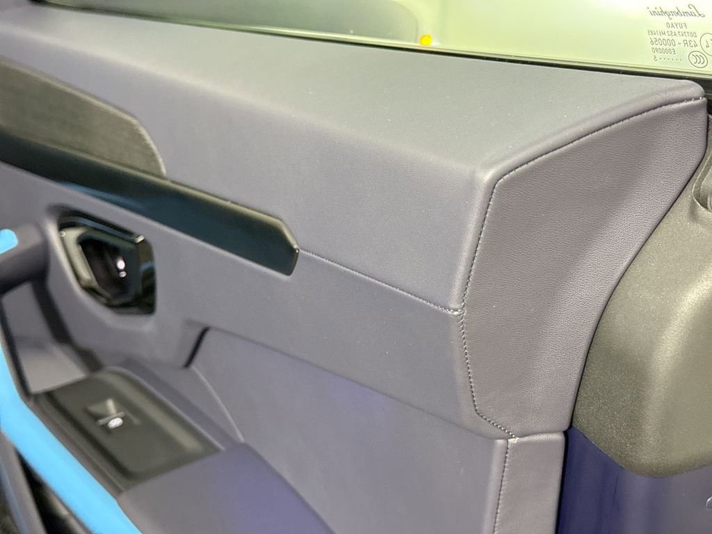 Used 2025 Lamborghini Urus SE image 75