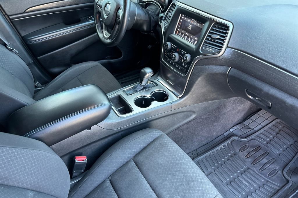 Used 2018 Jeep Grand Cherokee Laredo AWD/4WD image 16