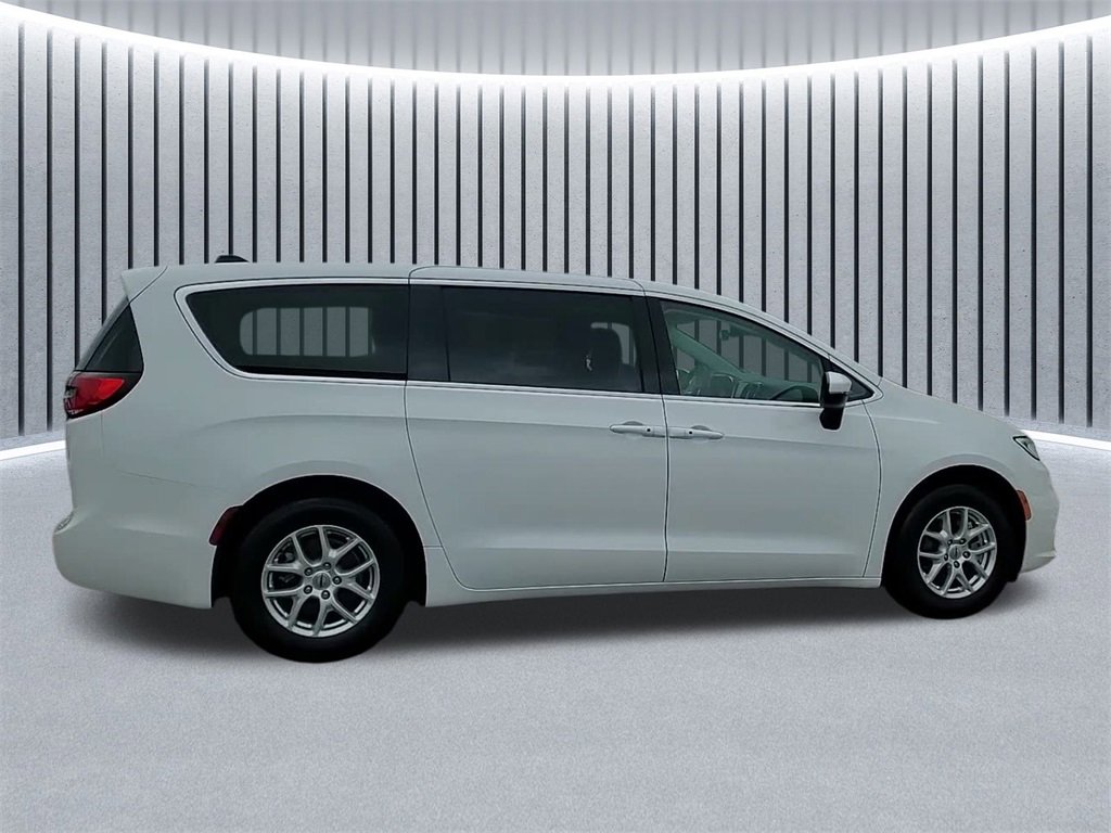 Used 2023 Chrysler Pacifica Touring-L image 6