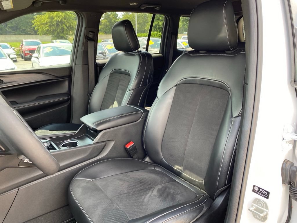 Used 2023 Jeep Grand Cherokee Altitude AWD/4WD image 22