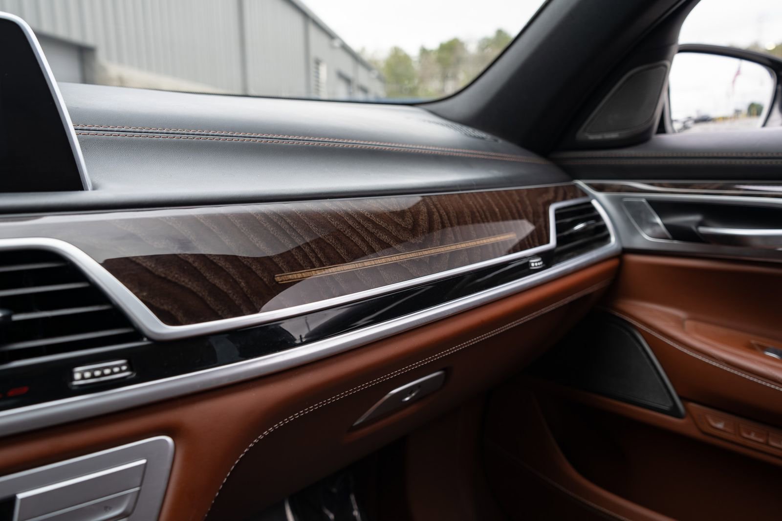 Used 2022 BMW 750i xDrive w/ Autobahn Package image 44