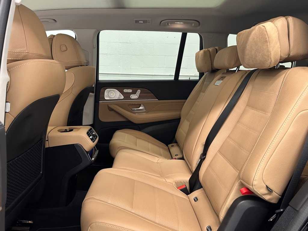 Used 2025 Mercedes-Benz GLS 580 4MATIC image 14