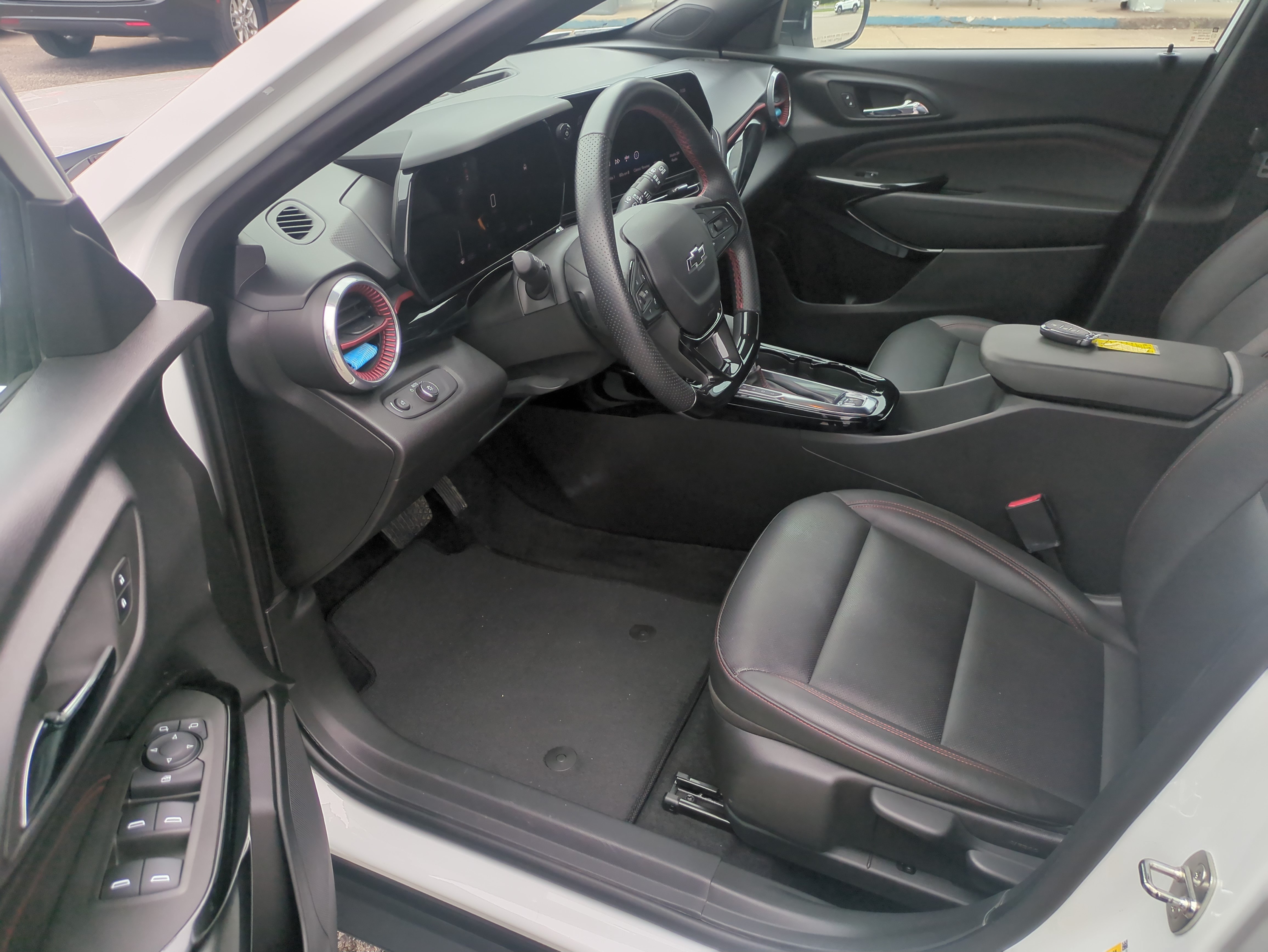 Used 2024 Chevrolet Trax RS FWD image 8