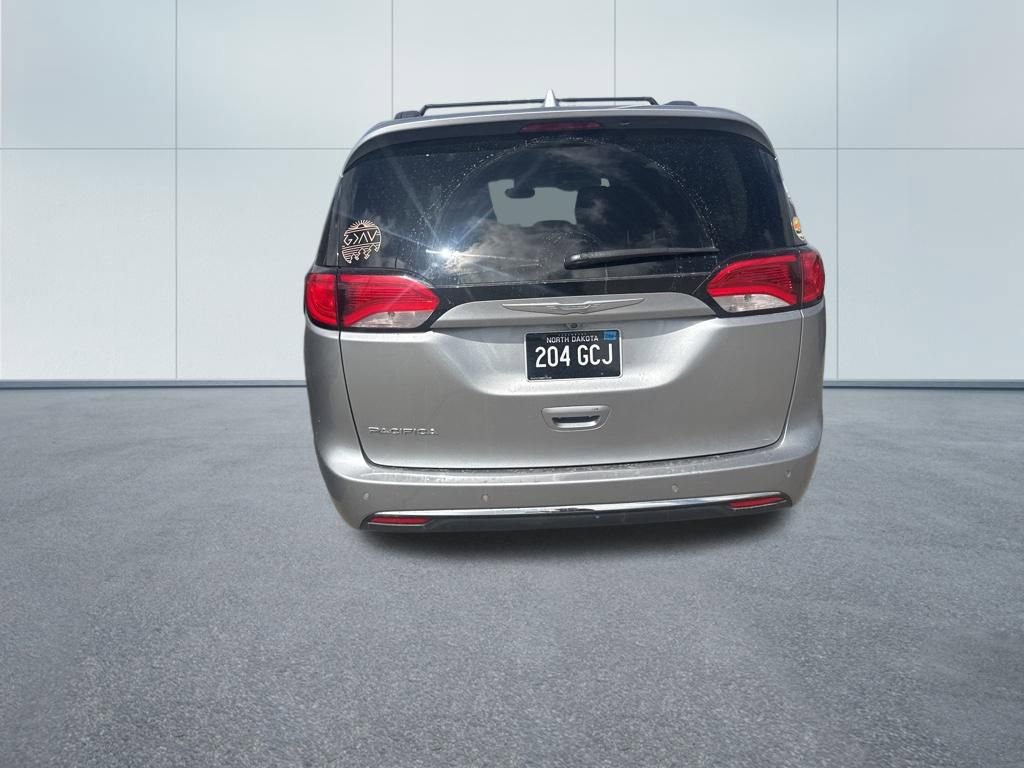 Used 2017 Chrysler Pacifica Touring-L w/ Tire & Wheel Group FWD image 7