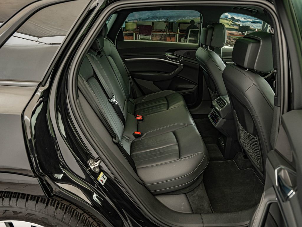 Used 2022 Audi e-tron Premium w/ Convenience Plus Package image 33