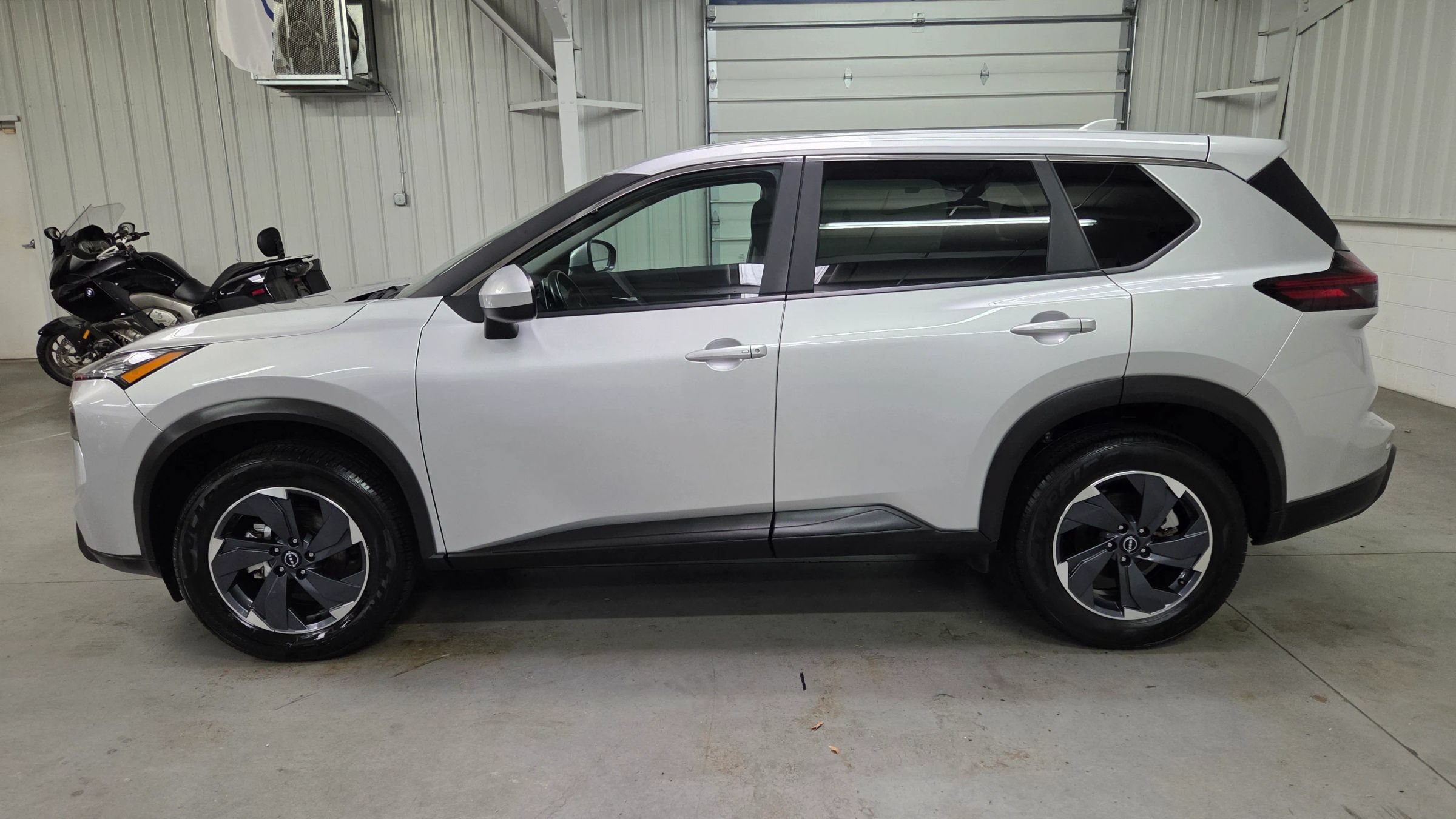 Used 2025 Nissan Rogue SV FWD image 3