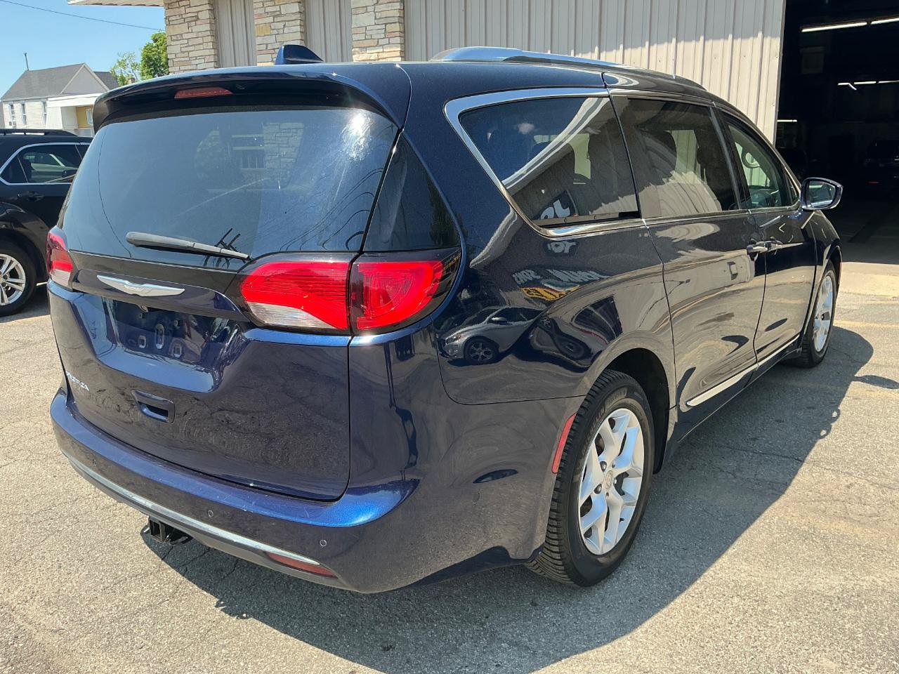 Used 2017 Chrysler Pacifica Touring-L Plus w/ Advanced Safetytec Group FWD image 3