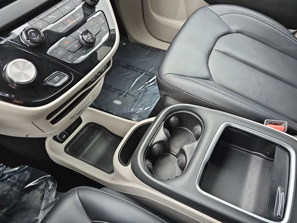 Used 2024 Chrysler Pacifica Touring-L image 25