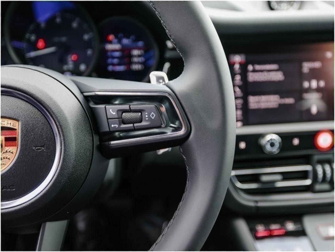 Certified 2025 Porsche Macan AWD/4WD image 16