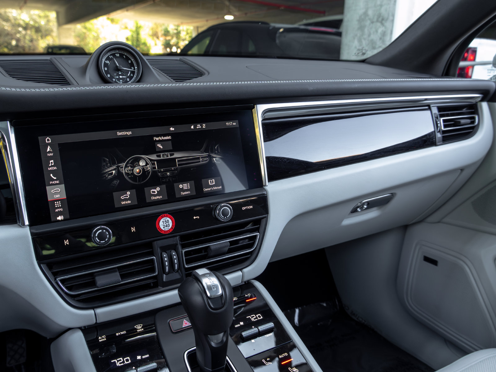 Certified 2025 Porsche Macan AWD/4WD image 35