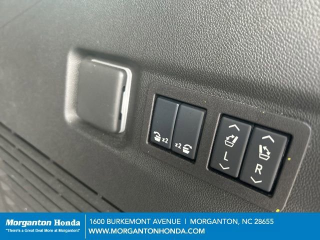 Used 2025 Chevrolet Suburban Z71 w/ Comfort Package image 38