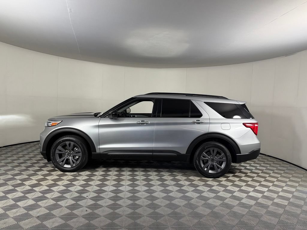 Used 2023 Ford Explorer XLT w/ Equipment Group 202A AWD/4WD image 9