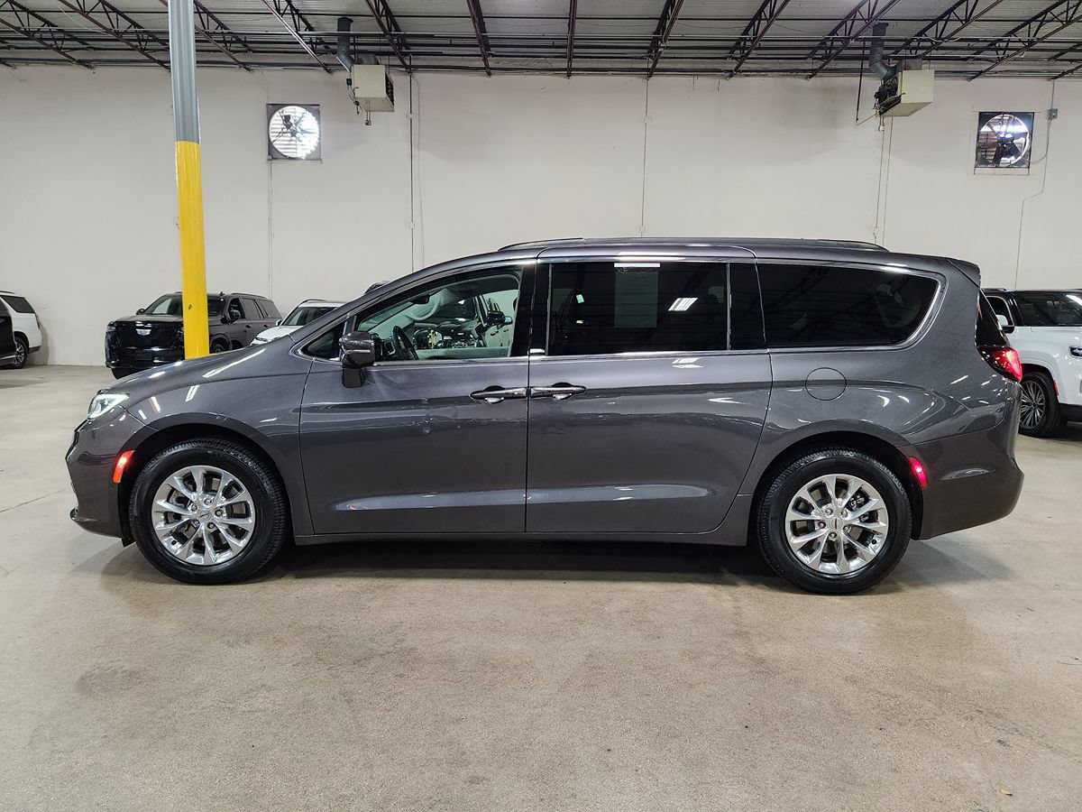 Used 2022 Chrysler Pacifica Touring-L w/ Uconnect Theater Family Group AWD/4WD image 7