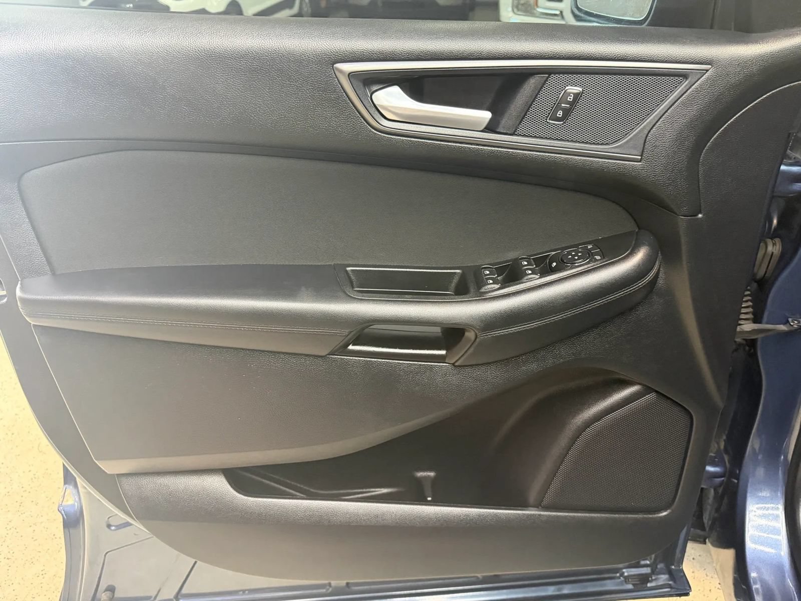Used 2018 Ford Edge SE FWD image 33