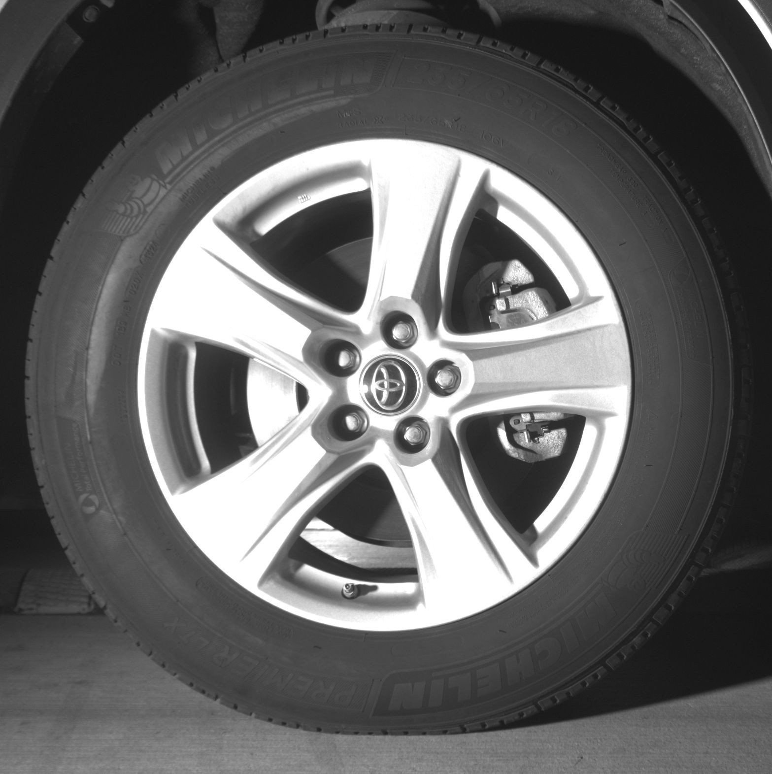 Used 2025 Toyota Highlander LE FWD image 12
