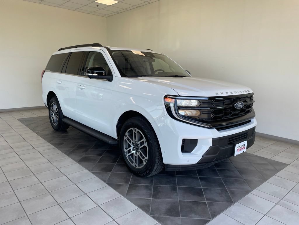 Used 2025 Ford Expedition Active AWD/4WD image 1