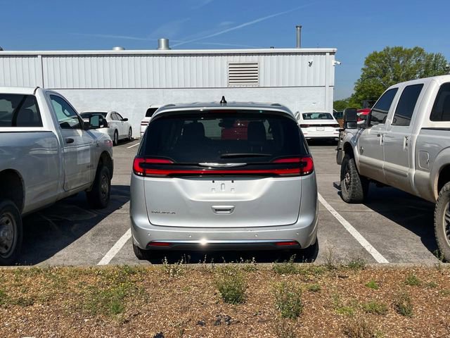 Used 2024 Chrysler Pacifica Touring-L image 4