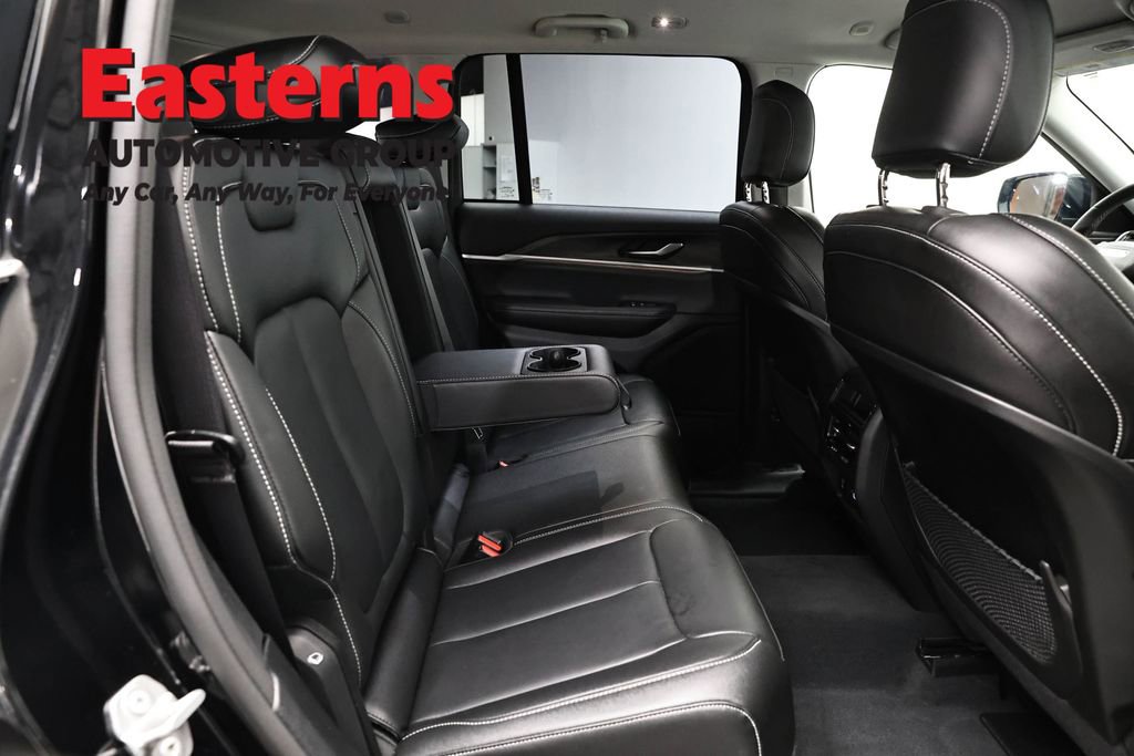 Used 2023 Jeep Grand Cherokee Limited w/ Black Appearance Package AWD/4WD image 24