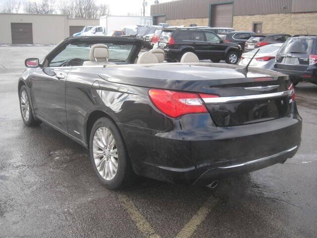 Used 2011 Chrysler 200 Limited FWD image 7