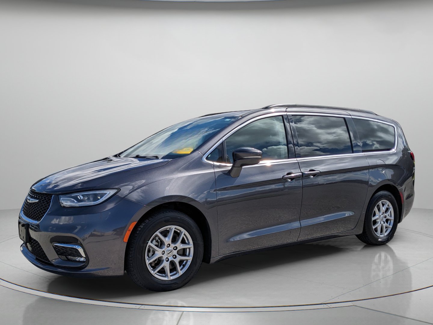 Used 2022 Chrysler Pacifica Touring-L FWD image 2