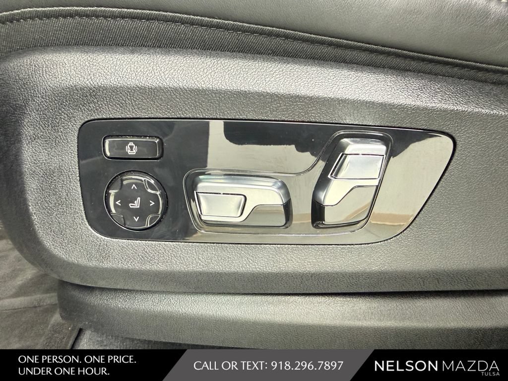 Used 2025 BMW X7 M60i AWD/4WD image 19